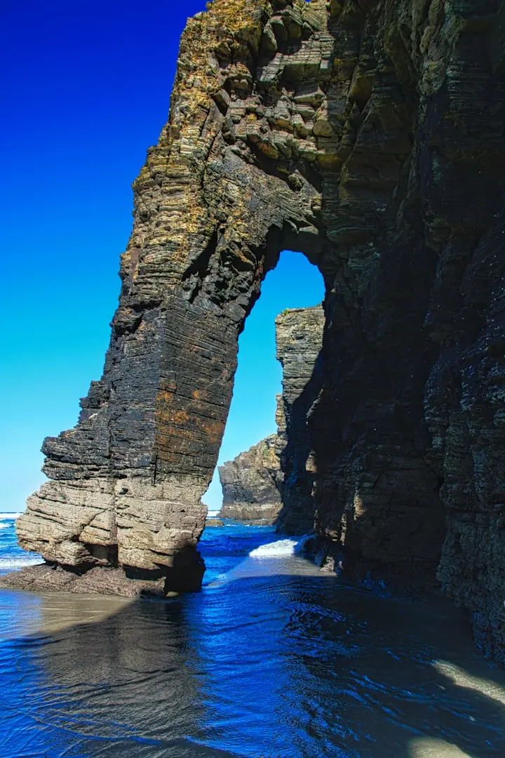 Arco de roca en la costa asturiana
