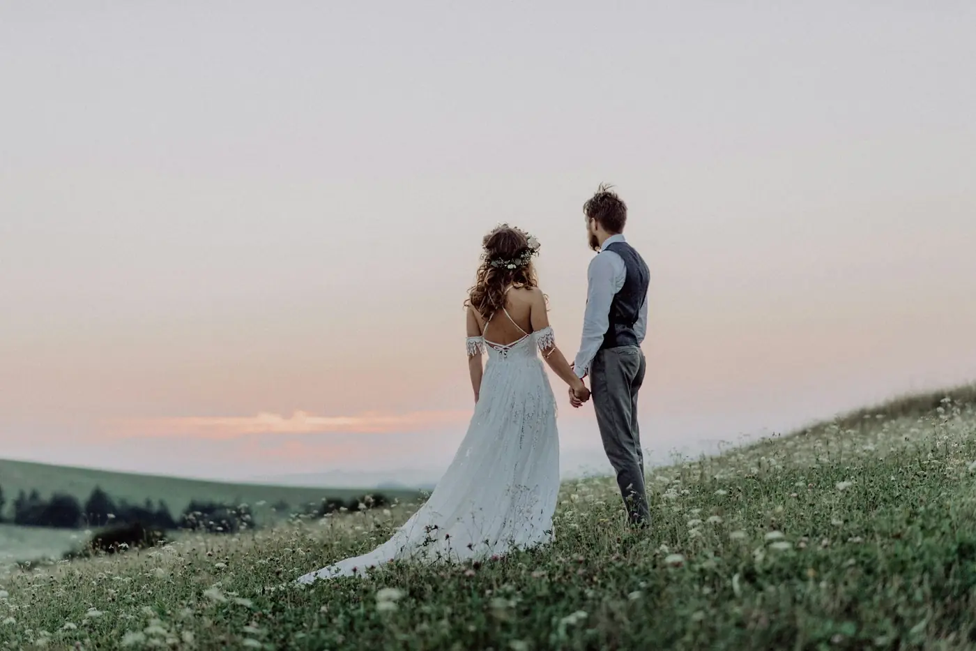Pareja de novios en un prado junto al mar