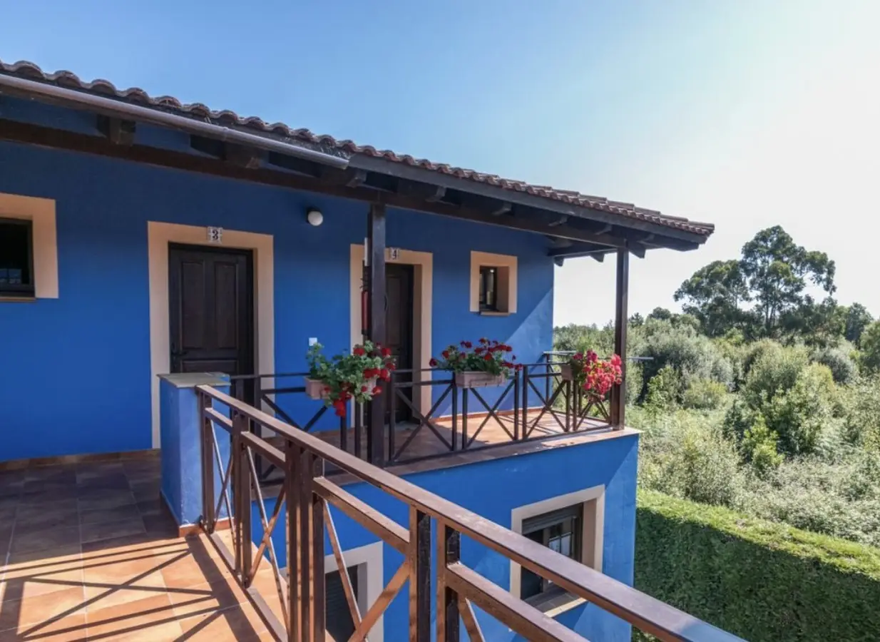 Fachada azul de Casa Alhelí