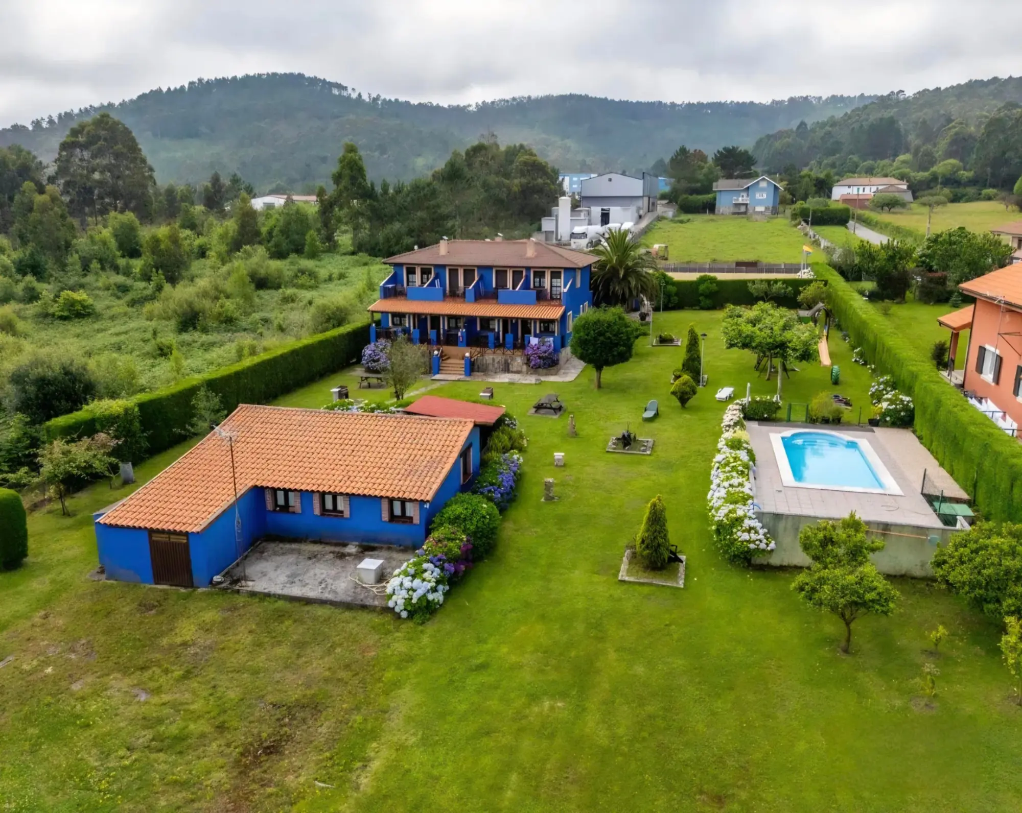 Vista aérea del complejo rural Alhelí con su jardín y piscina