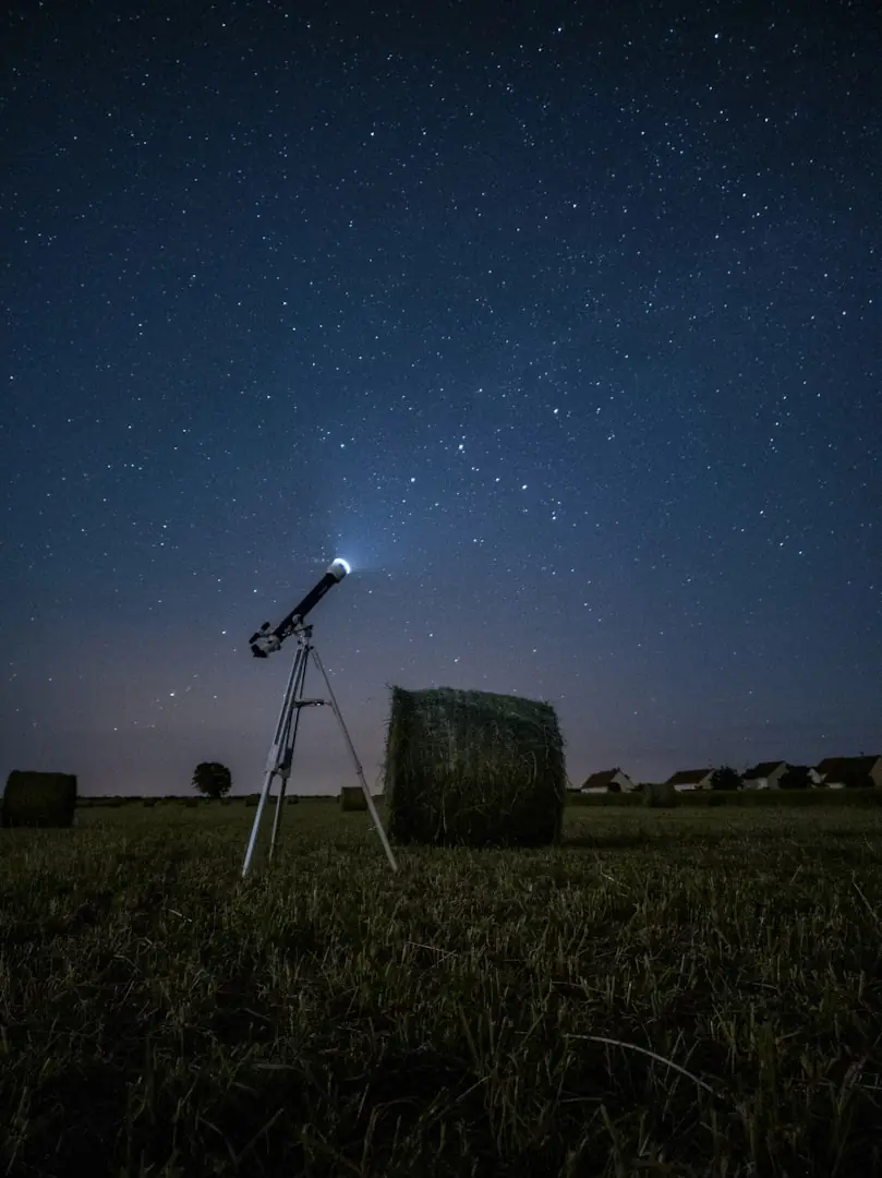 Telescopio bajo el cielo estrellado